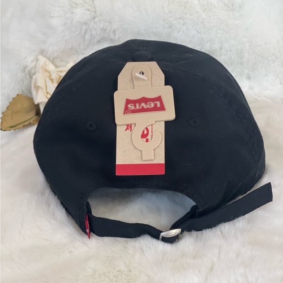New with tags LEVI’S BLACK HAT with RED Logo. Adjustable Unisex - Picture 4 of 7